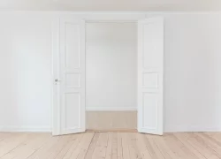 Jak krok po kroku dokonać renowacji drewnianych drzwi?