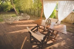Wiosenne SPA w ogrodzie – Sposoby na przygotowanie drewnianych mebli ogrodowych do sezonu wiosennego