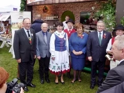 Prezydent Bronisław Komorowski oraz minister Marek Sawicki zwiedzają Miasteczko Regionów