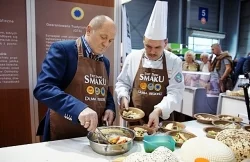 Minister Marek Sawicki podczas pokazów kulinarnych