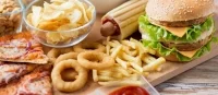 Kwasy tłuszczowe typu trans występują zarówno w jedzeniu typu fast food, wyrobach cukierniczych, jak również w produktach pochodzenia zwierzęcego.