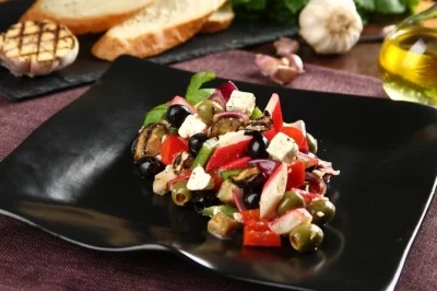 Grecka sałatka z grillowanych warzyw z krabowymi paluszkami i grzankami z sosem czosnkowym Knorr