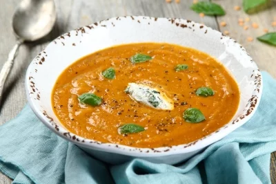 Zupa pomidorowa z soczewicą i ricottą Rama