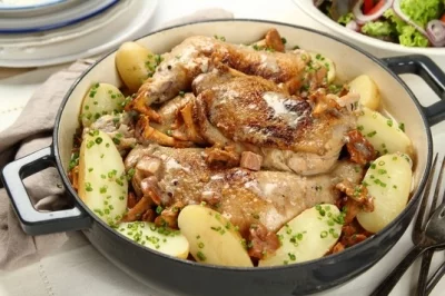 Potrawka z kurczaka zagrodowego z kurkami w sosie śmietanowym Pascal Brodnicki, ambasador Ramy Smaż jak szef kuchni.