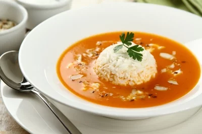 Zupa pomidorowa z ryżem i posypką z migdałów Knorr