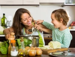 Kuchnia przyjazna dzieciom - jak zaangażować najmłodszych podczas gotowania?
