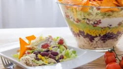 Pyszne i kolorowe sałatki – idealny dodatek do domowego obiadu oraz na lunch