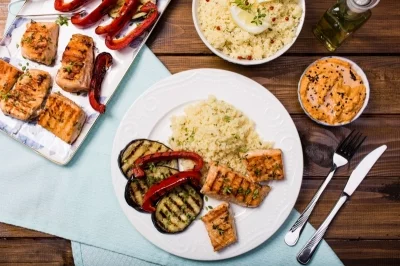 Kuskus izraelski marki Halina z grillowanym łososiem i warzywami Fot. „Sawex Spółka z ograniczoną odpowiedzialnością” Foods Sp. k.