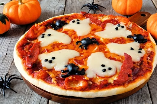 Domowa pizza z duszkami idealna na Halloween
