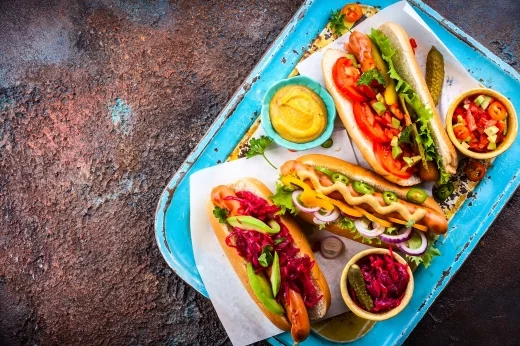 Pyszne hot-dogi z warzywami, czerwoną kapustą i awokado