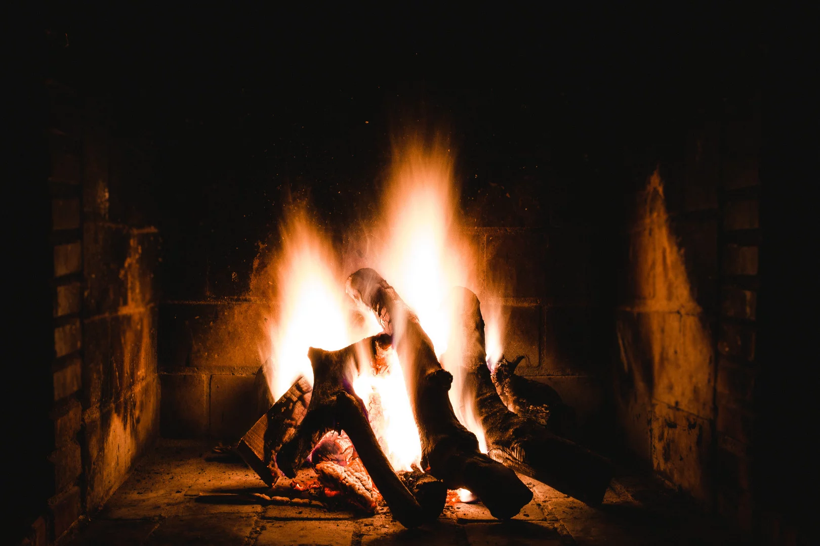 Najlepszy towarzysz zimowych wieczorów? Nie tylko ciepły, ale i bezpieczny! Paroc prezentuje płytę kominkową PAROC Fireplace Slab