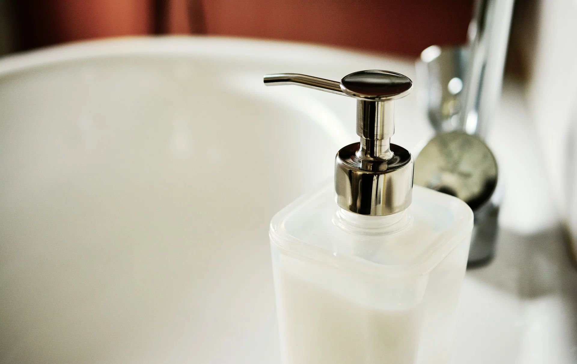Rodzaje mydeł i dozowniki – w co wyposażyć firmę