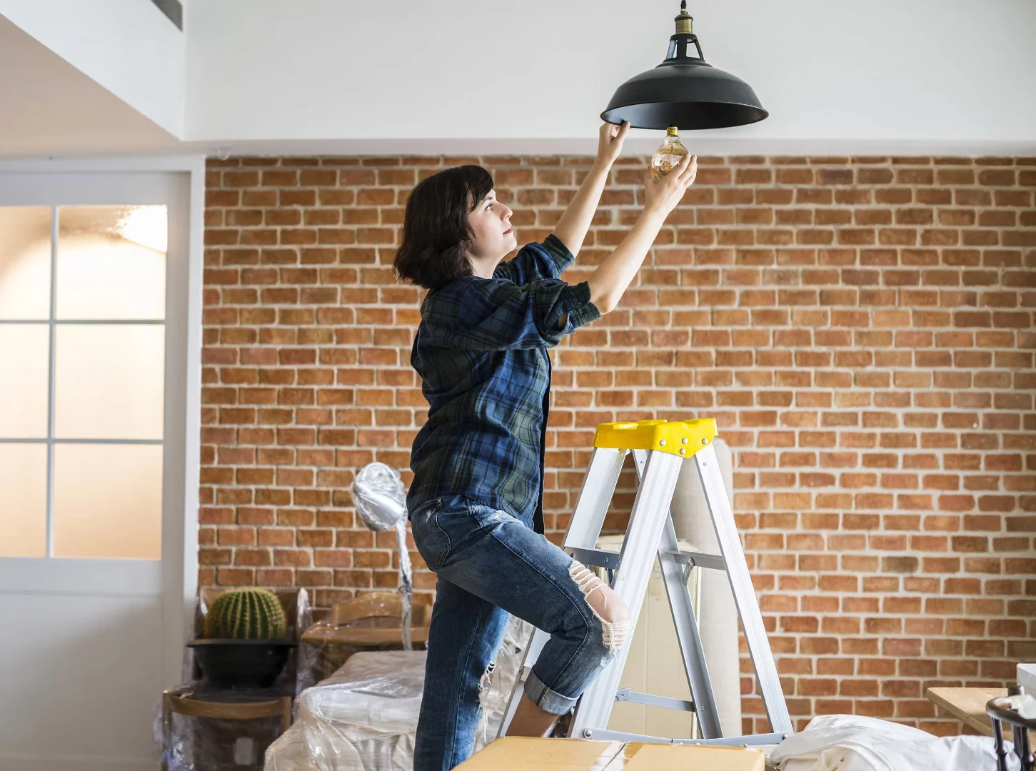 Drabina domowa – jaka będzie najlepsza do drobnych prac remontowych w domu?