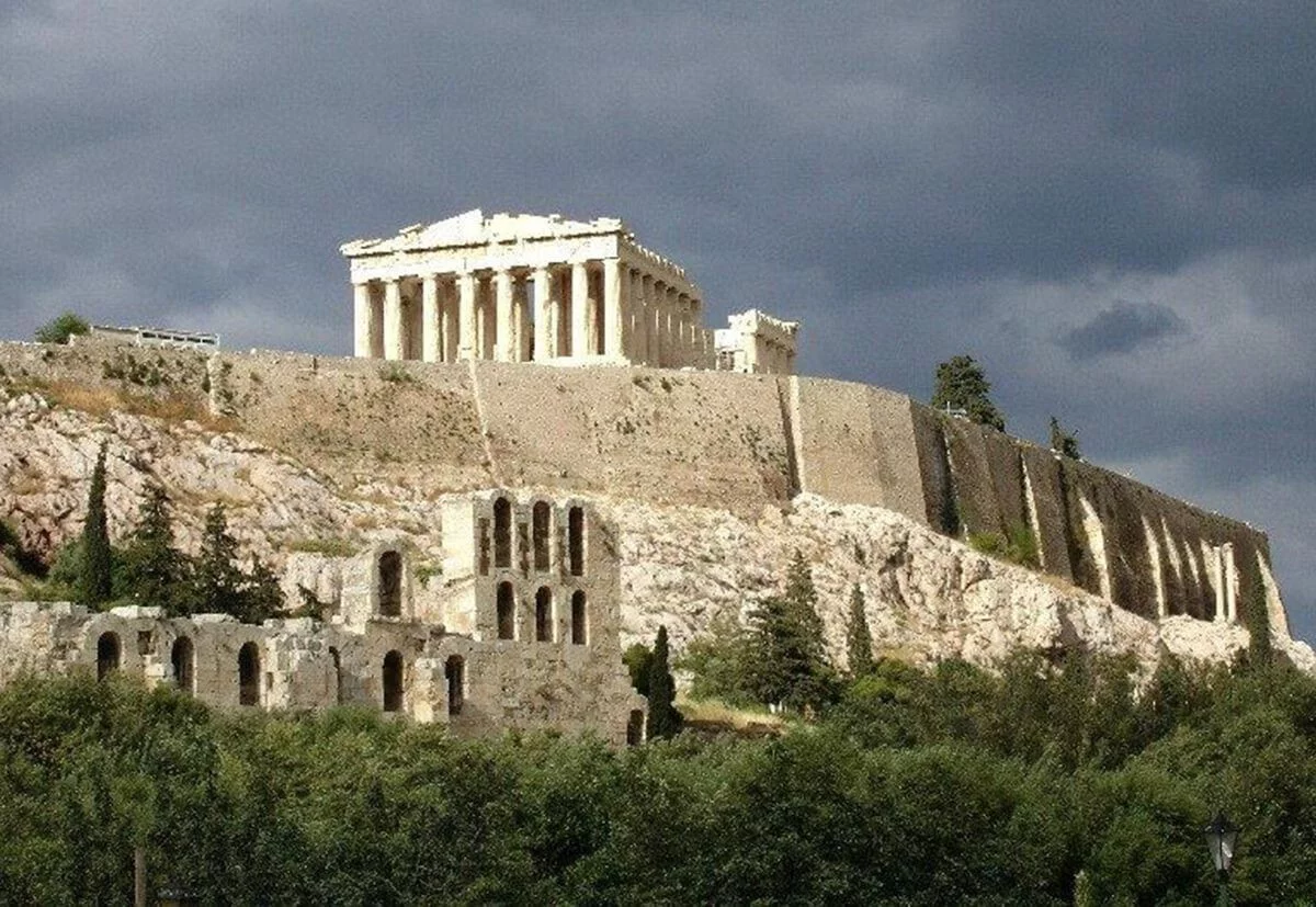 Akropol w Atenach jest jednym z najbardziej znanych starożytnychstanowisk archeologicznych na świecie Zdjęcie:fischer