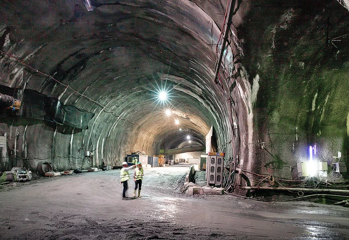 Tunel bazowy Brenner ustanawia nowy rekord świata. Wraz z istniejącą obwodnicą Innsbrucka będzie to najdłuższy tunel na świecie, o długości 64 km. Produkty fischer umożliwiają bezpieczne mocowanie we wnętrzu tunelu. Zdjęcie: fischer