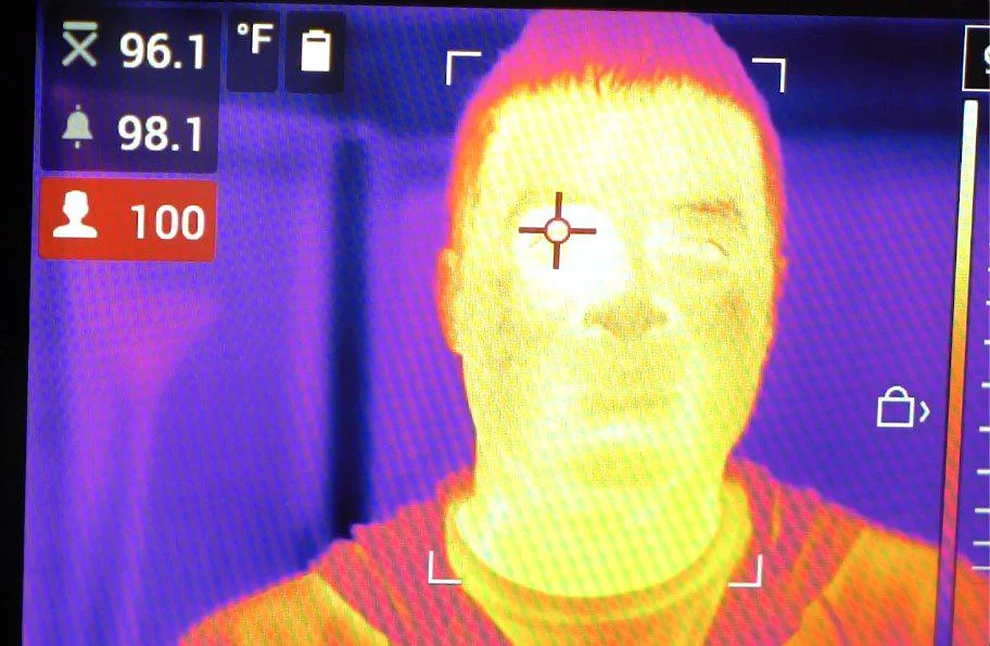 Obrazowanie termiczne do wykrywania podwyższonej temperatury ciała