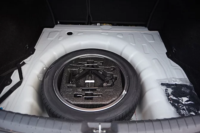 Spieniony polipropylen znajduje szerokie zastosowanie przy projektowaniu wyposażenia samochodowego włącznie z zabudową bagażnika. Fot.: Shutterstock