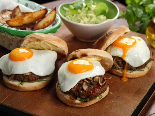 Między bułką a mięsem – obchody Światowego Dnia Hamburgera czas zacząć