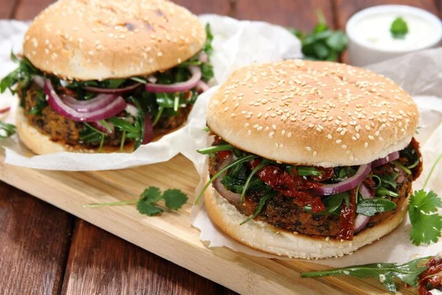 Między bułką a mięsem – obchody Światowego Dnia Hamburgera czas zacząć