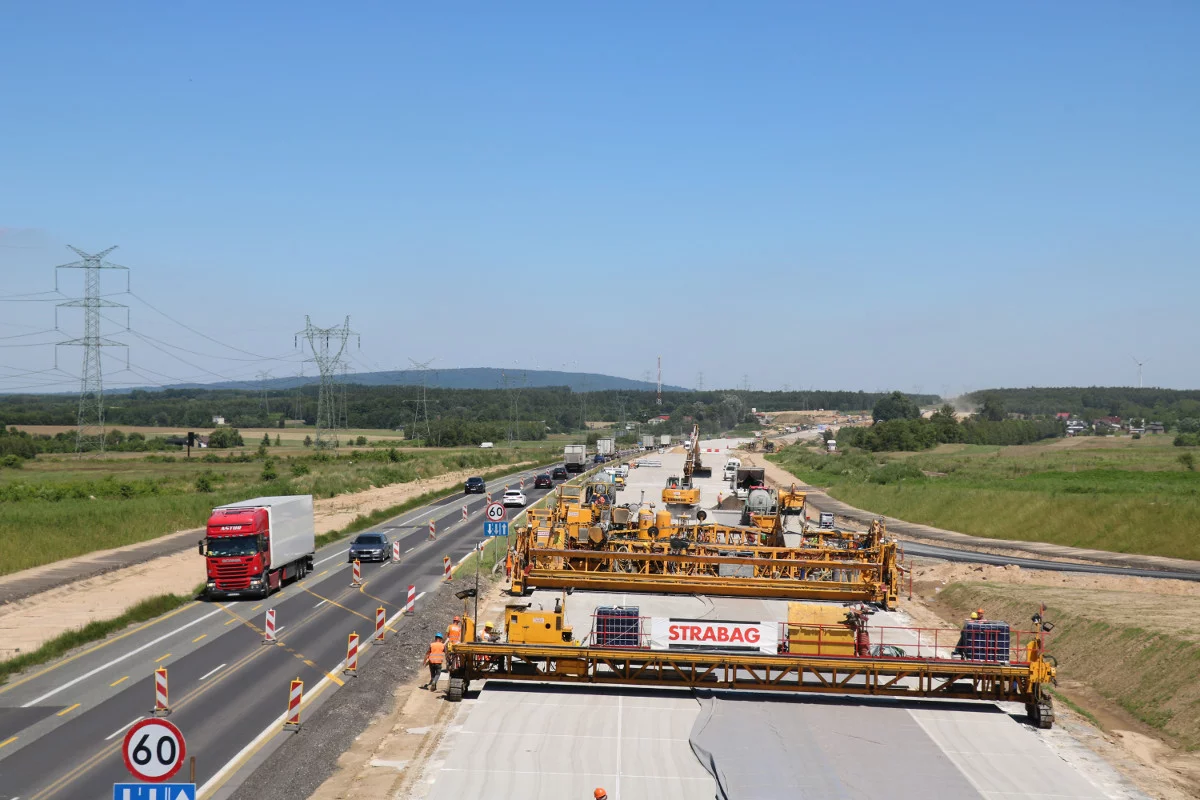 STRABAG – postęp prac przy układaniu nawierzchni betonowej na autostradzie A1
