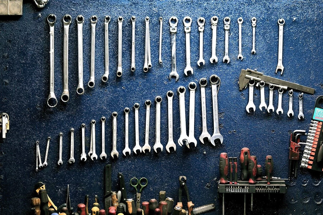 Przegląd popularnych producentów narzędzi warsztatowych – warto ich poznać!