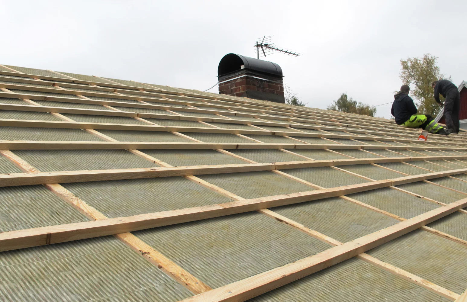 Bez błędów, bez ciśnień. Jak projektować dach skośny pod kątem izolacji termicznej i przepływu powietrza?