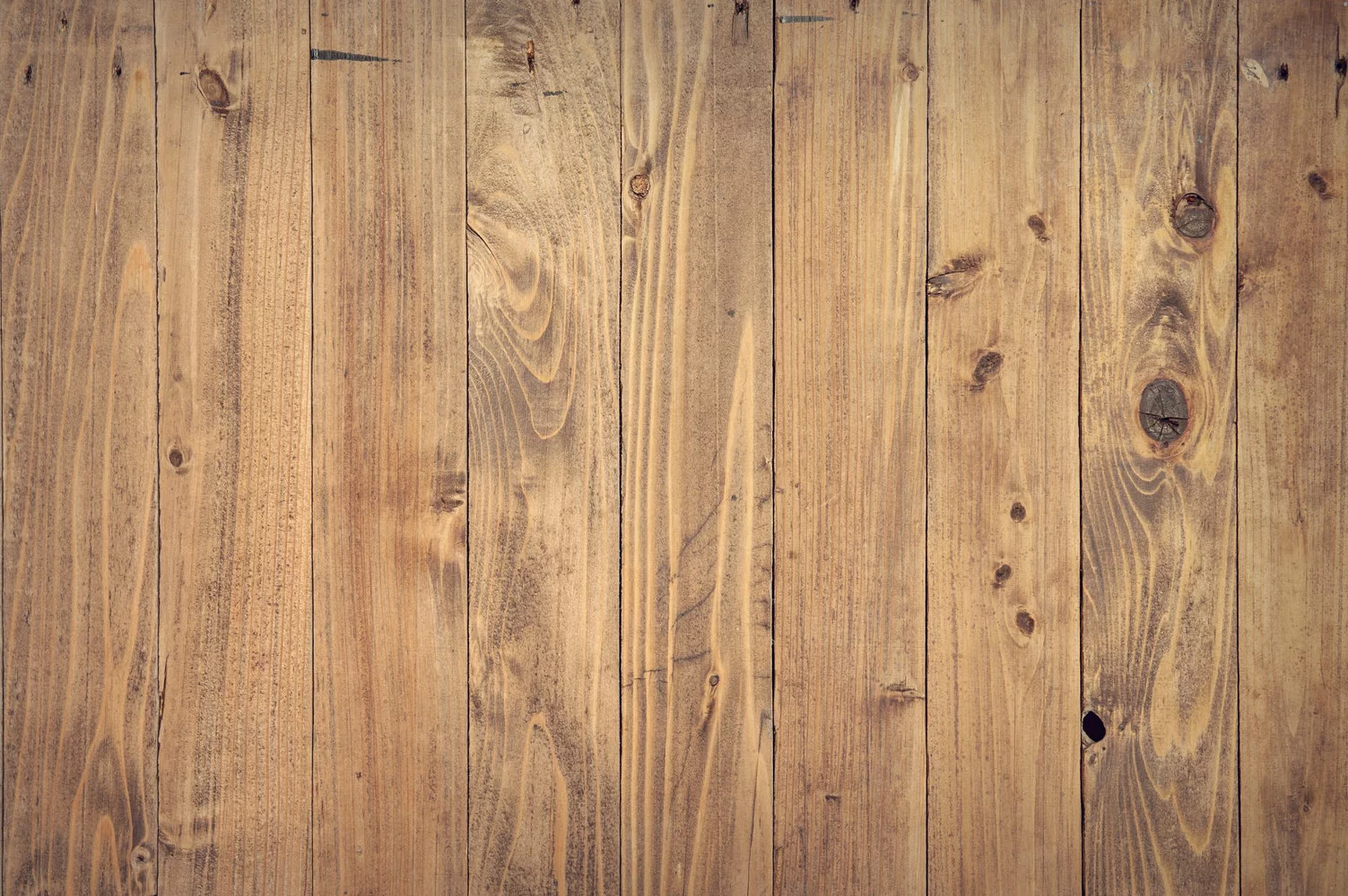 Renowacja drewnianej podłogi. Na czym polega?