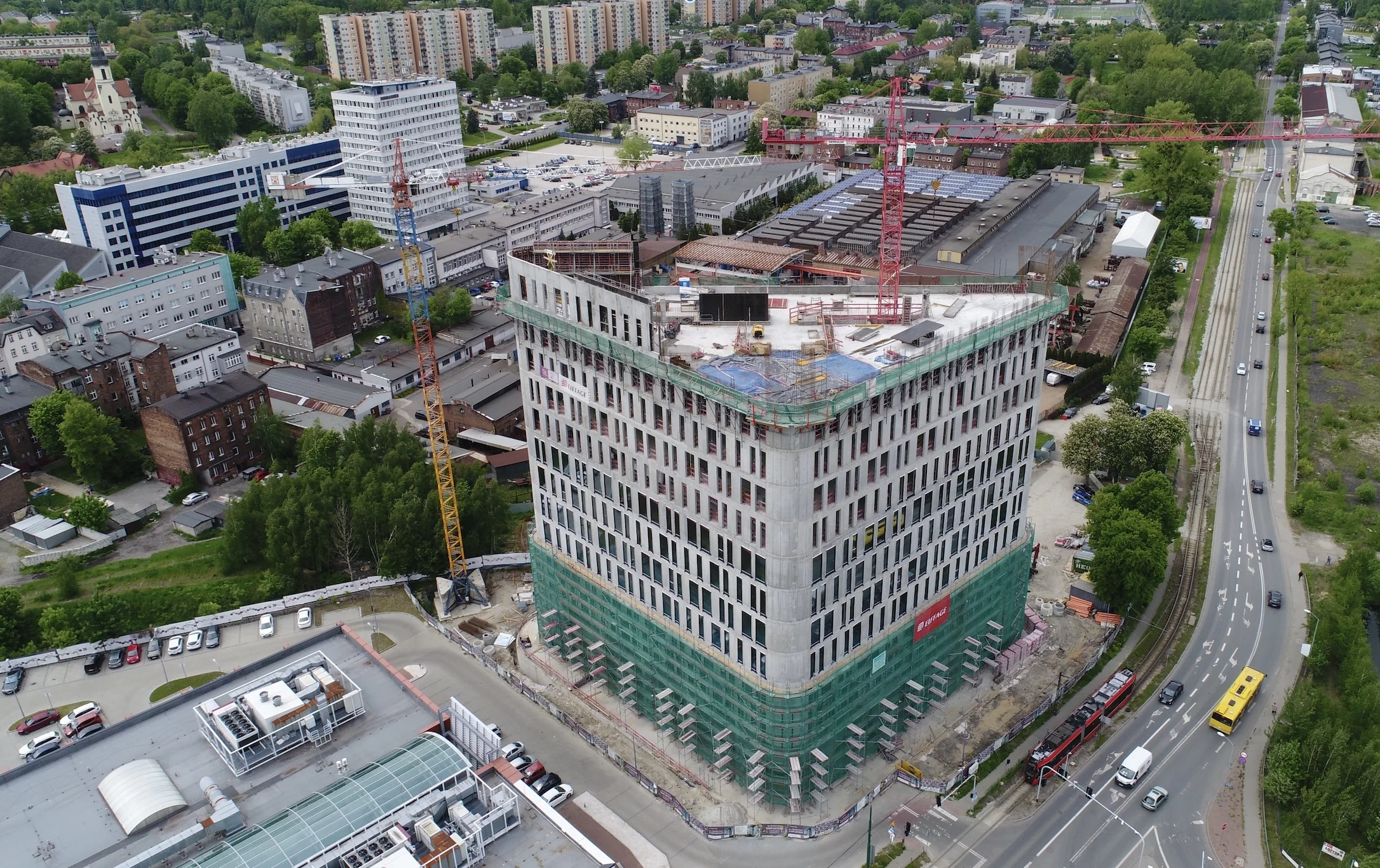 Nowe widoki na Katowice: biurowiec DL Tower osiągnął docolową wysokość