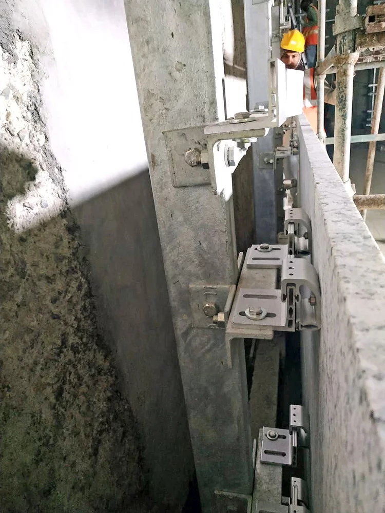 Około 30 000 rozwiązań fischer zostało zastosowanych do mocowania ciężkich płyt granitowych do ścian wewnętrznych stacji metra w Kalkucie. Zdjęcie: fischer