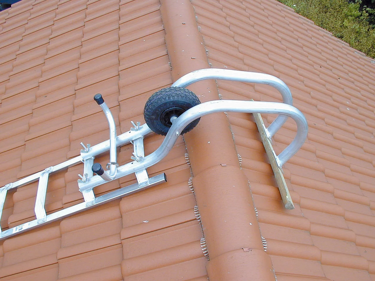 Drabina na dach z pałąkiem łączącym do kalenicy