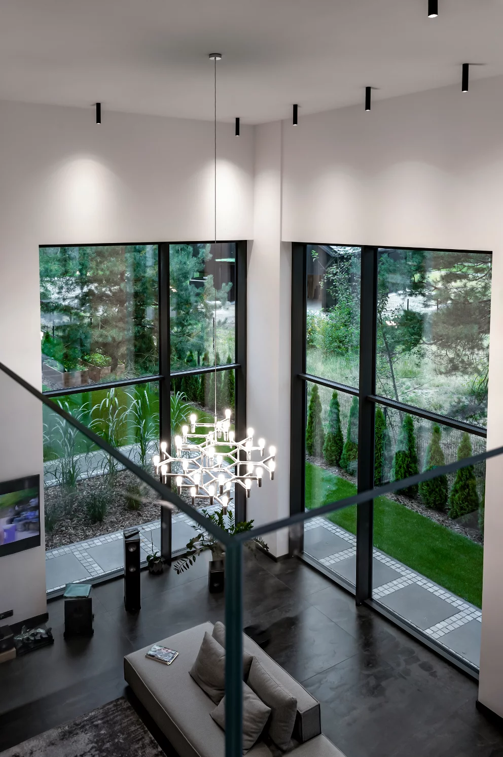Jak osiągnąć efekt szklanej ściany w domu?
