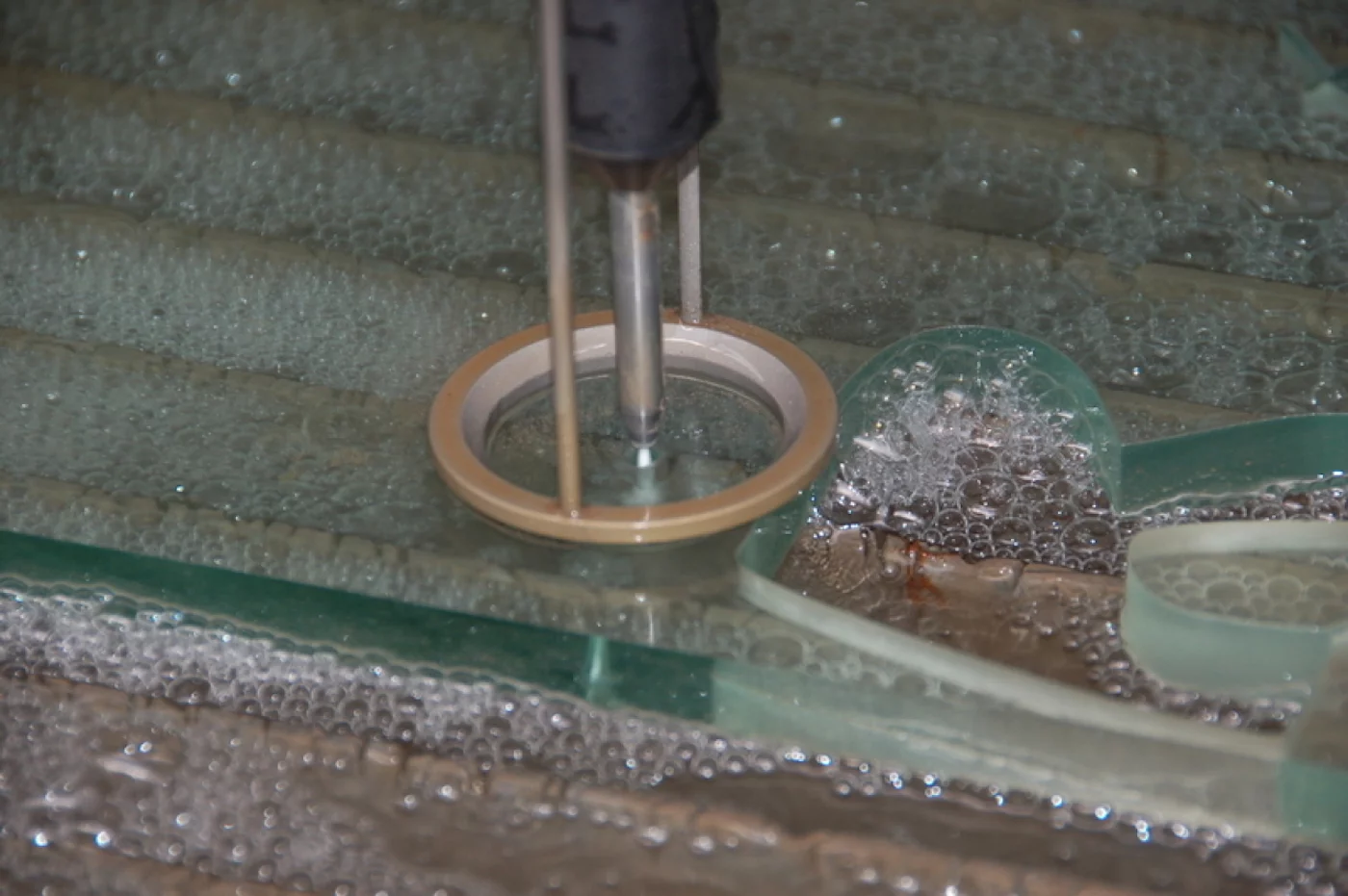Czy maszyny do cięcia wodą sprawdzą się przy pracy z tworzywami sztucznymi?