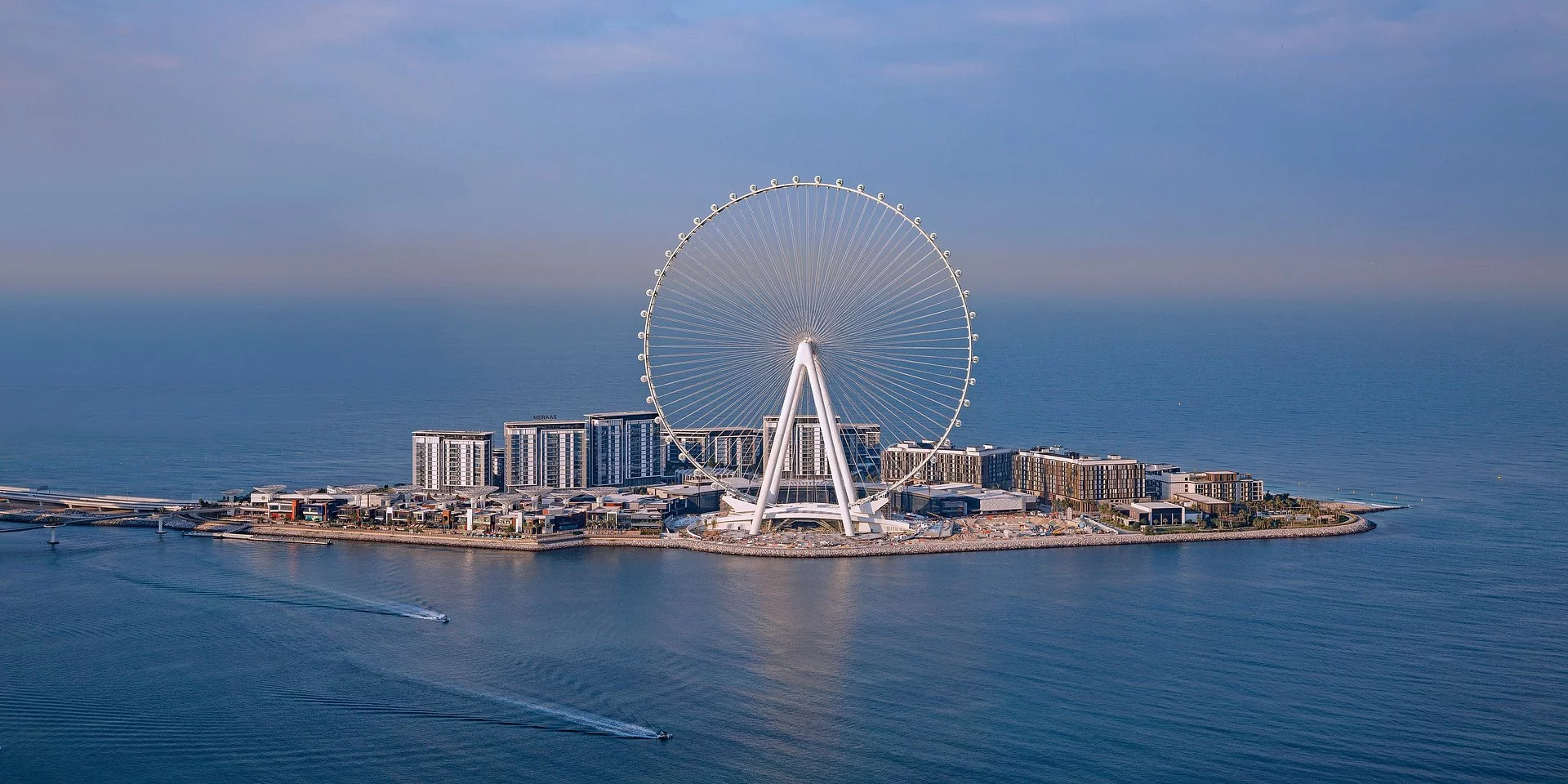 Koło obserwacyjne Ain Dubai wznosi się wysoko nad apartamentami i hotelami na wyspie Bluewaters. Zdjęcie: Ain Dubaj