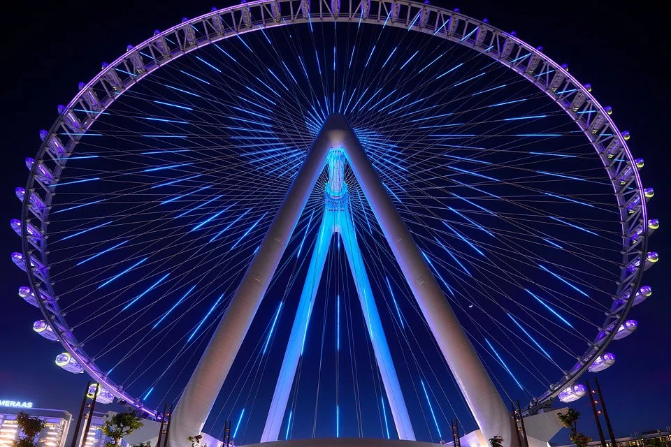 Koło obserwacyjne jest oświetlone w nocy. Zdjęcie: Ain Dubaj