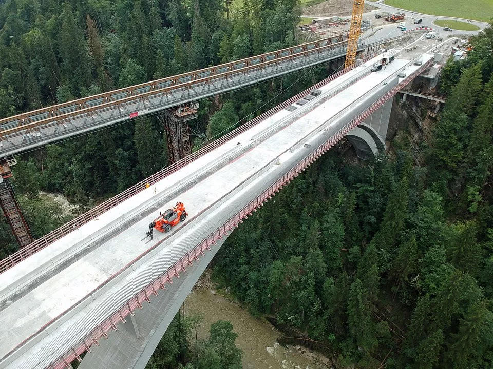 Projekt renowacji mostu Echelsbacher obejmował budowę nowej betonowo-stalowej konstrukcji mostu nad wąwozem Ammer w latach 2017-2021. Zdjęcie: fischer