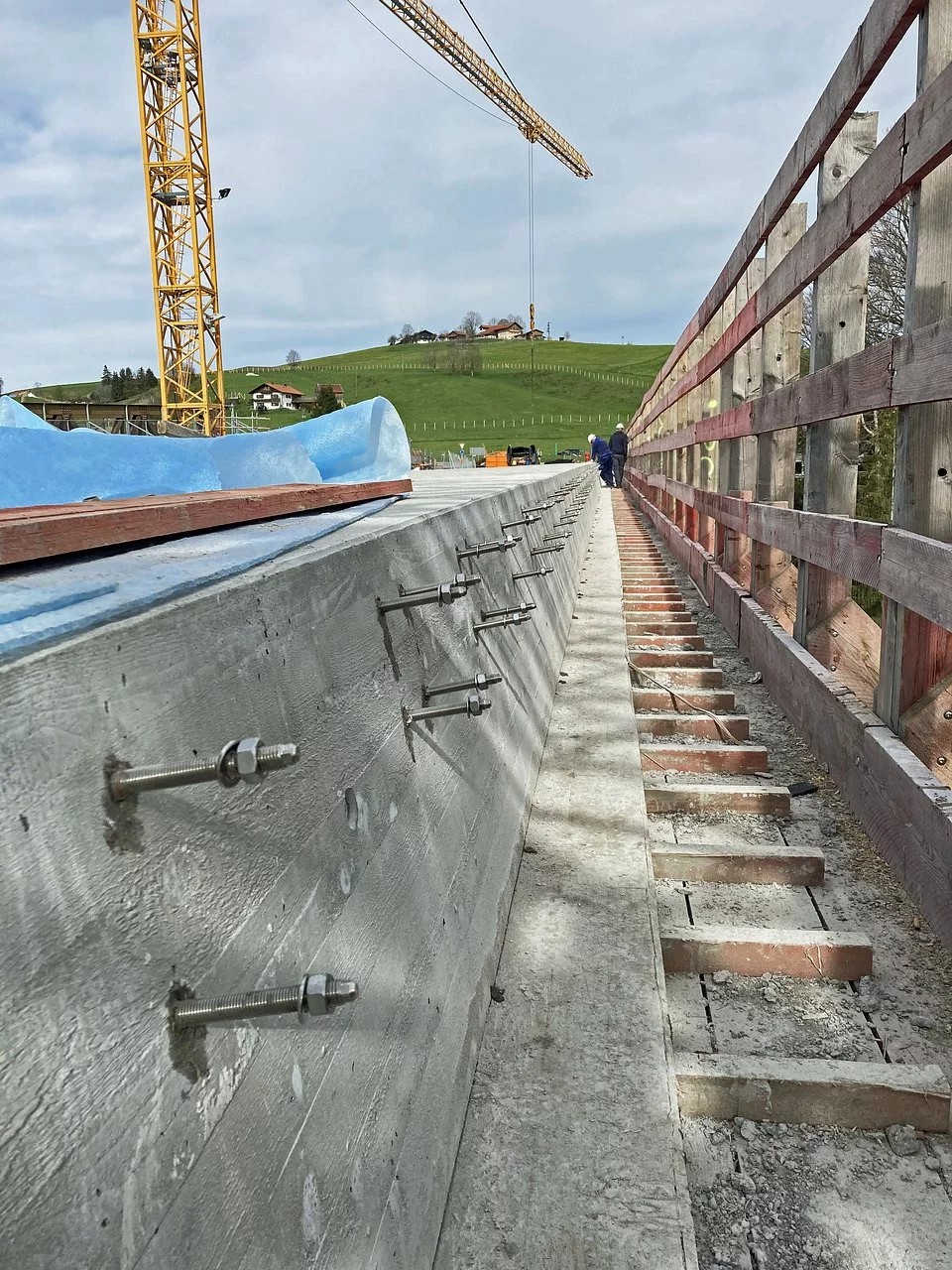 Zaprawa iniekcyjna fischer FIS HB została użyta razem z ok. 3 tys. 2500 prętów kotwiących fischer ze stali nierdzewnej FHB II AL M16x160 A4 do mocowania nowych balustrad stalowych do mostu Echelsbacher. Zdjęcie: fischer
