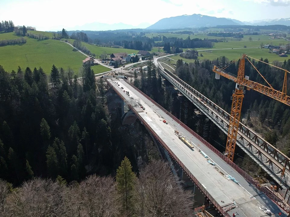 Nowa konstrukcja z nowymi łukami obejmuje teraz stare łuki Melan mostu Echelsbacher. Zdjęcie: fischer