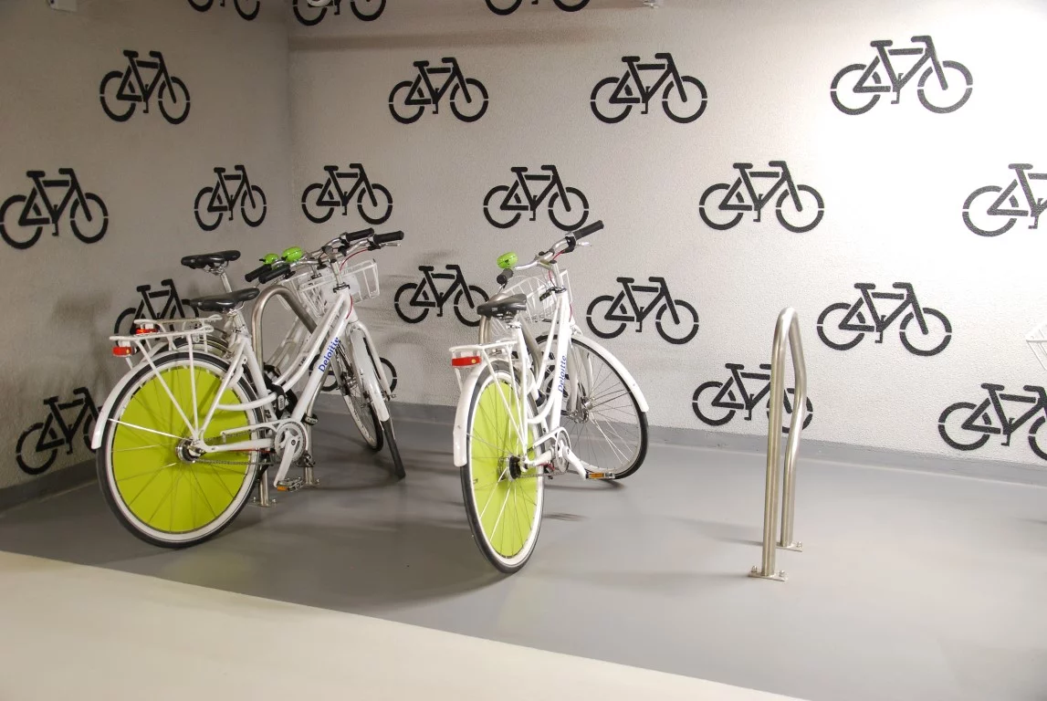 24 października, Międzynarodowe Święto Roweru. Inspiracje projektowe – aranżacje miejsc dla rowerów na parkingach  z wykorzystaniem kolorowych posadzek żywicznych