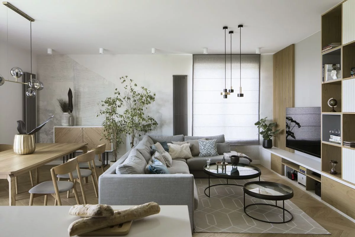 Drewno i niebieskie akcenty – ciepły apartament dla rodziny