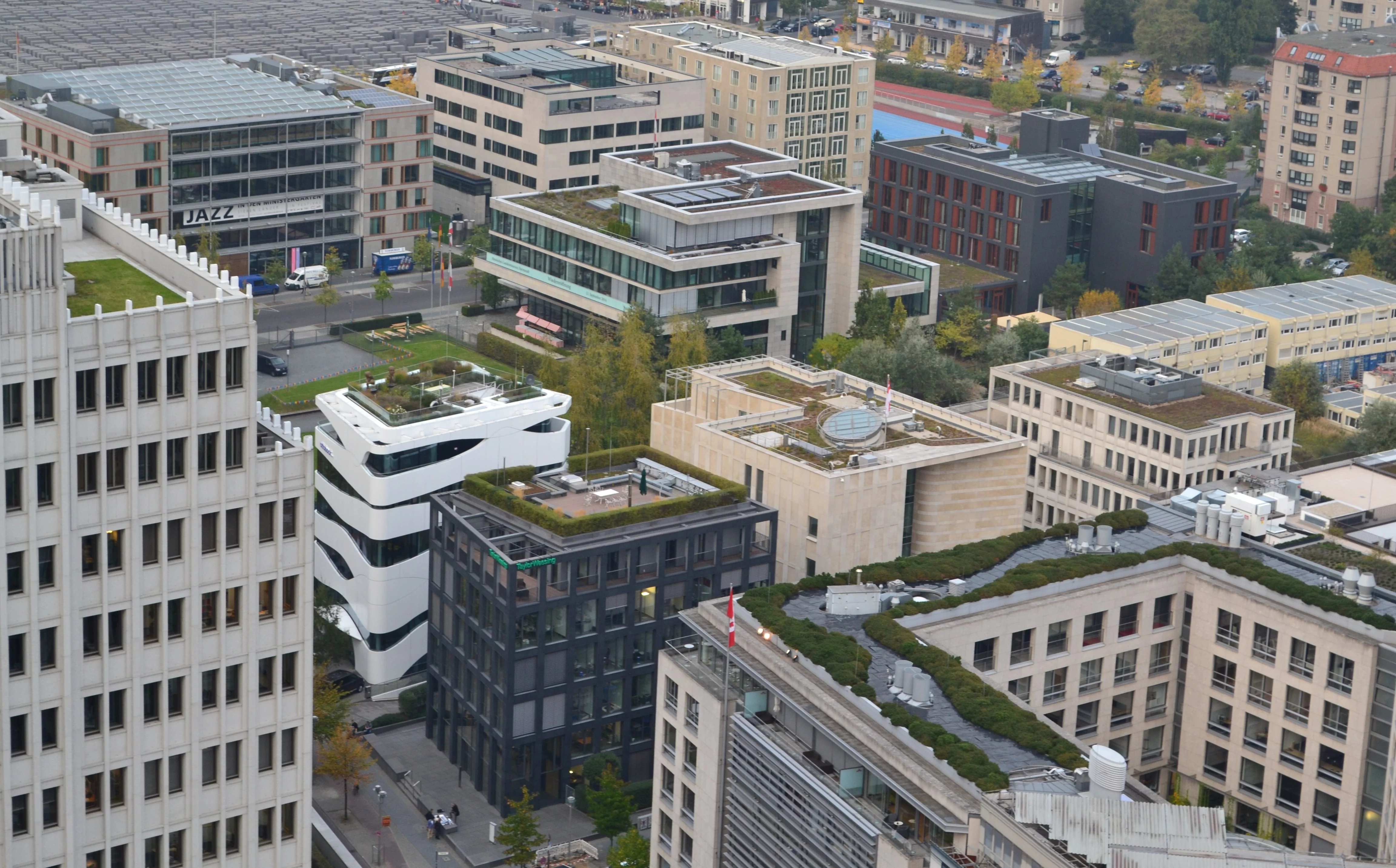 Widok na dachy zielone przy Placu Poczdamskim w Berlinie, źródło APK Dachy Zielone