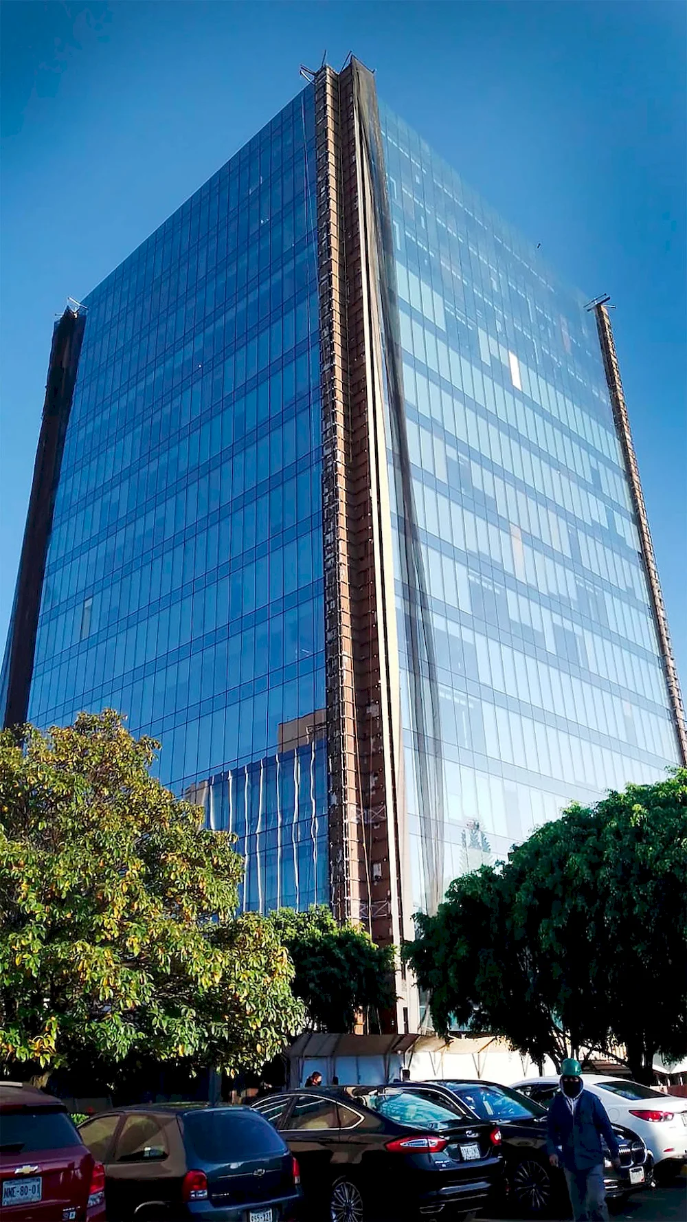 Fasada wykonana z wielkopowierzchniowego szkła przetworzonego i okładziny aluminiowej nadaje szpitalowi nowoczesny wygląd. Zdjęcie: fischer