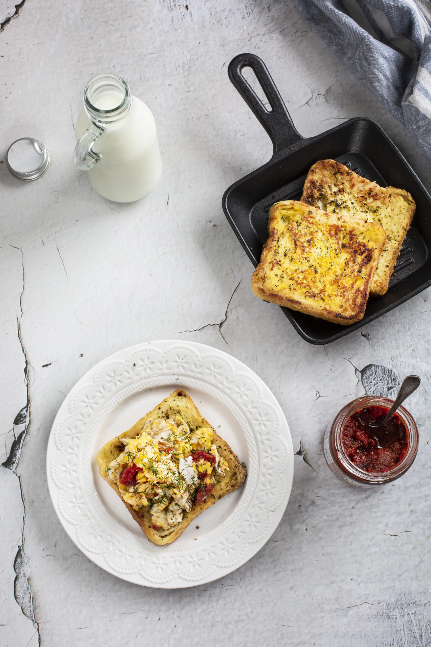 Francuskie tosty z jajecznicą i Bruschetta pomidory + zioła OLE!