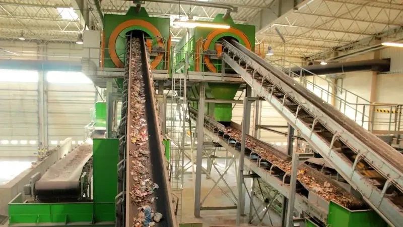 Branża recyklingu - przenośniki taśmowe z odpadami