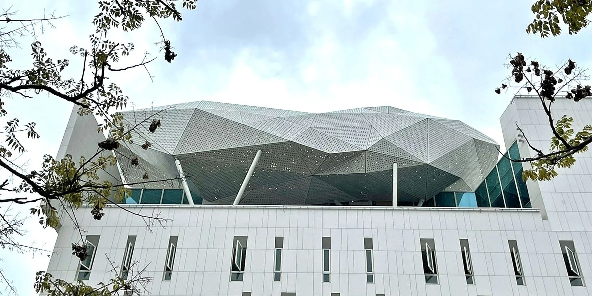 Charakterystyczną cechą architektury jest łukowata konstrukcja w kształcie chmur. Zdjęcie: Fuhau Engineering Corporation Ltd.