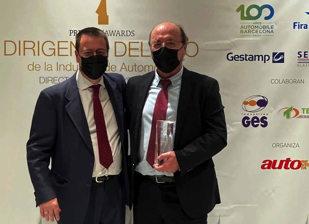 Luis Miguel González - redaktor naczelny AutoRevista, gratuluje Juanowi Carlosowi Cengotitabengoa - dyrektorowi sprzedaży Oerlikon Balzers Hiszpania. Nagroda za innowacje technologiczne.