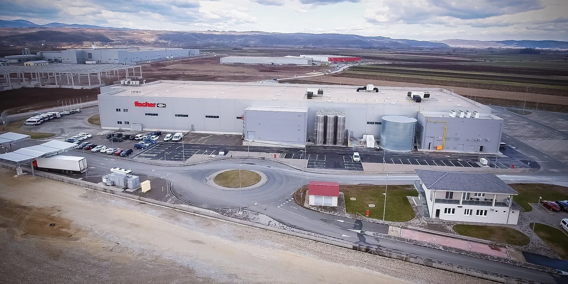 Nowy zakład produkcyjny fischer Automotive został otwarty w Serbii w czerwcu 2021. Zdjęcie: fischer