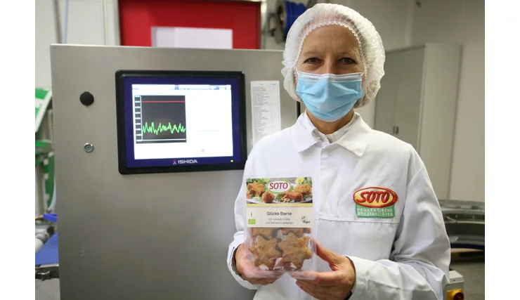 Soto Maria Schramm, M.D. pf organic veggie food GmbH, with an inspected tray