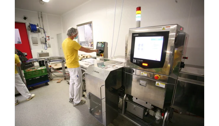Soto operator adjusts setting for the checkweigher during operation without interrupting production