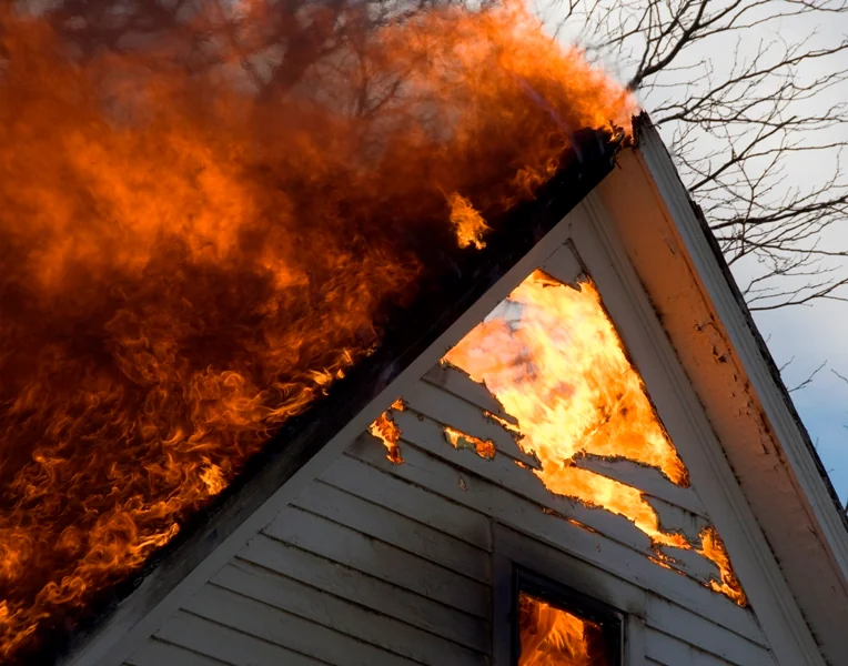 Ochrona drewnianych elementów domu przed promieniowaniem UV i zagrożeniem pożarowym