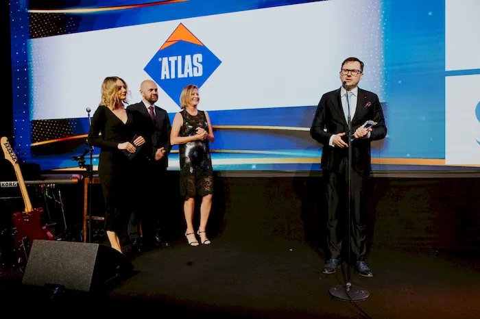 Grupa Atlas ze statuetką Modern Retail Award 2022